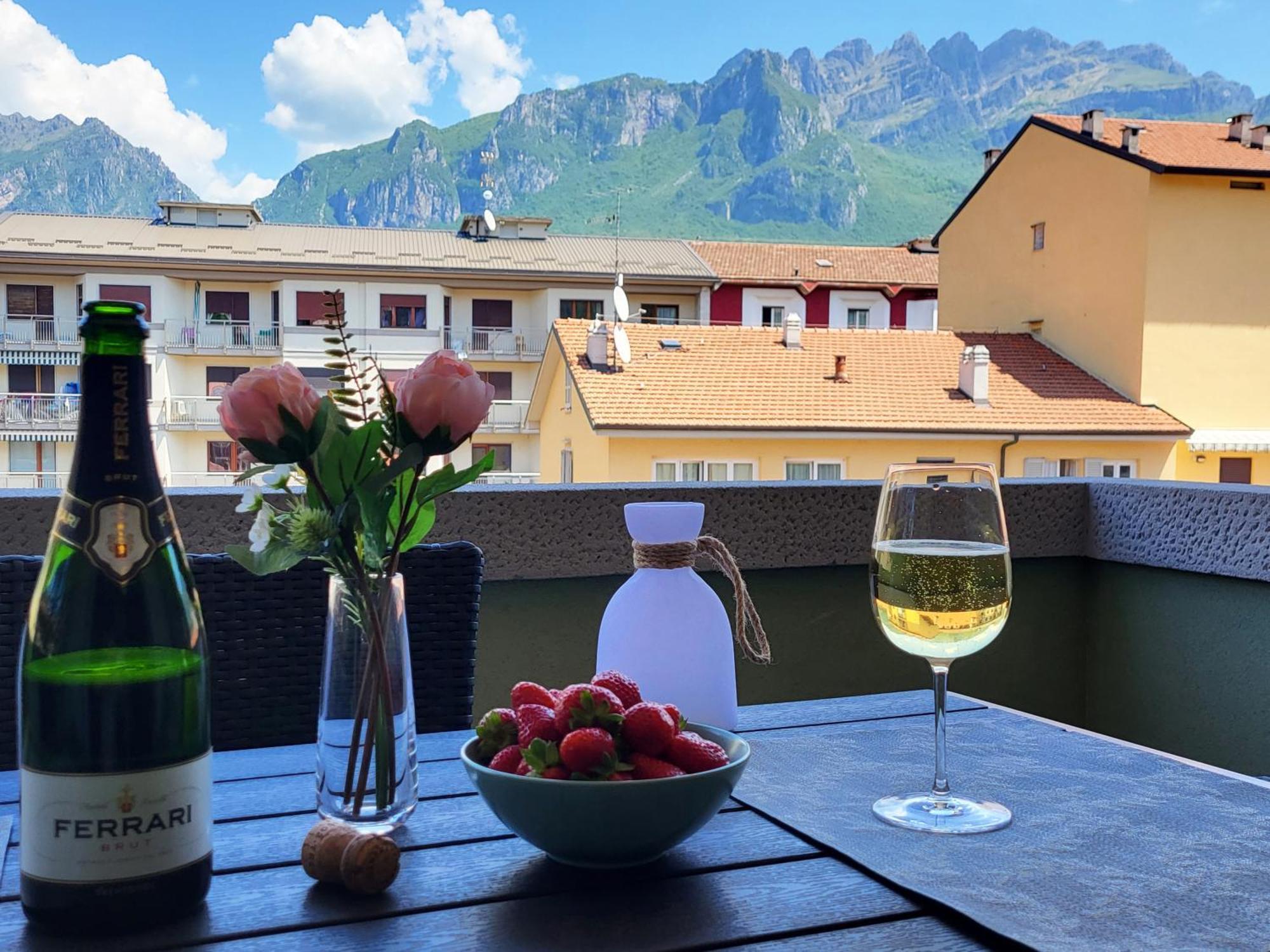 Casa Lariana Lägenhet Lecco Exteriör bild